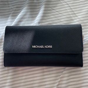 Michael Kors black leather wallet jet set silver